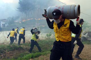 LPG 등 위험물을 소개시키고 있는 경찰 